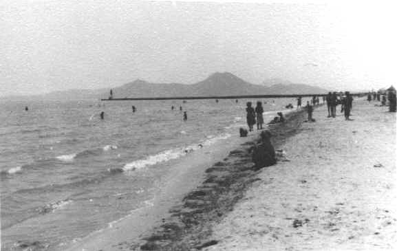 006 La Goulette La plage Les Blocs et le Bou Kornine.jpg (39843 bytes)