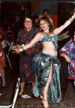 GARCINI- MEME DE SARCELLES AVEC LA DANSEUSE.JPG (24390 bytes)