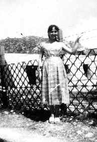 garciniEsther Garcini a Dimona en 1955.jpg (19153 bytes)